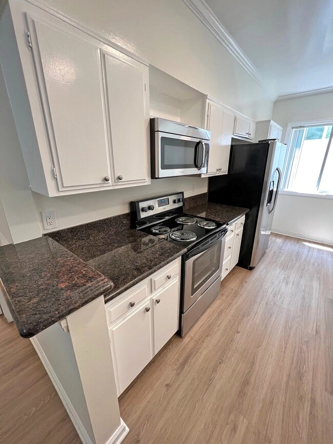 6100 Buckingham Pkwy, Unit 206 in Culver City, CA - Building Photo - Building Photo