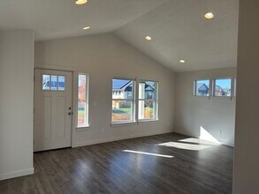 3263 NW 9th St in Redmond, OR - Building Photo - Building Photo