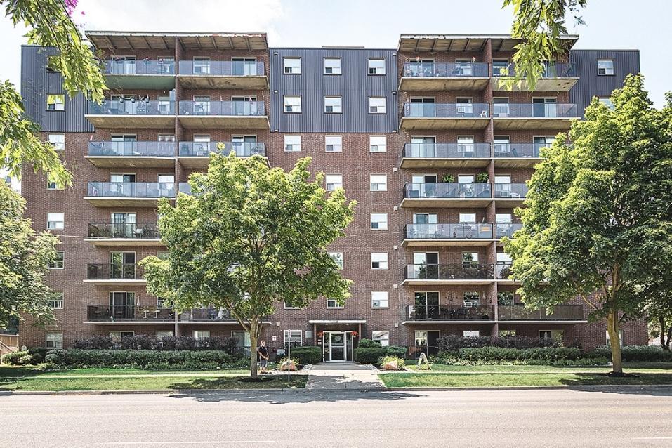 Newport Towers II in Brantford, ON - Building Photo