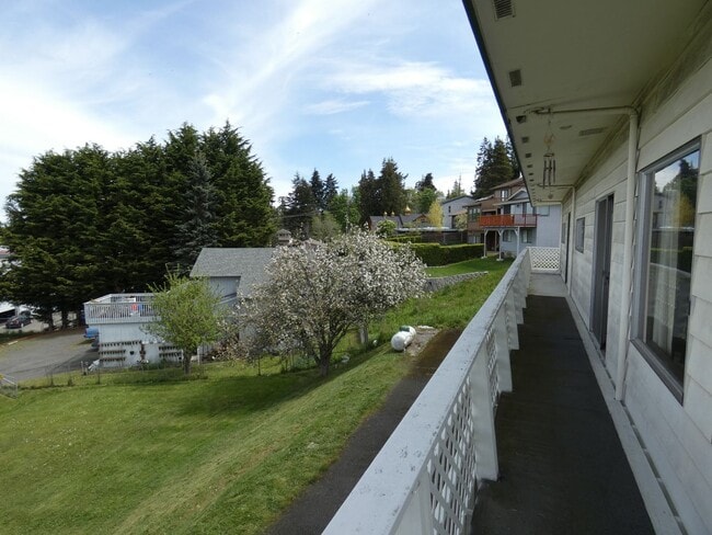 1729 E 3rd St in Port Angeles, WA - Foto de edificio - Building Photo