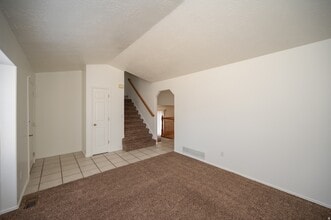 8004 Old Barn Dr in Sandy, UT - Foto de edificio - Building Photo