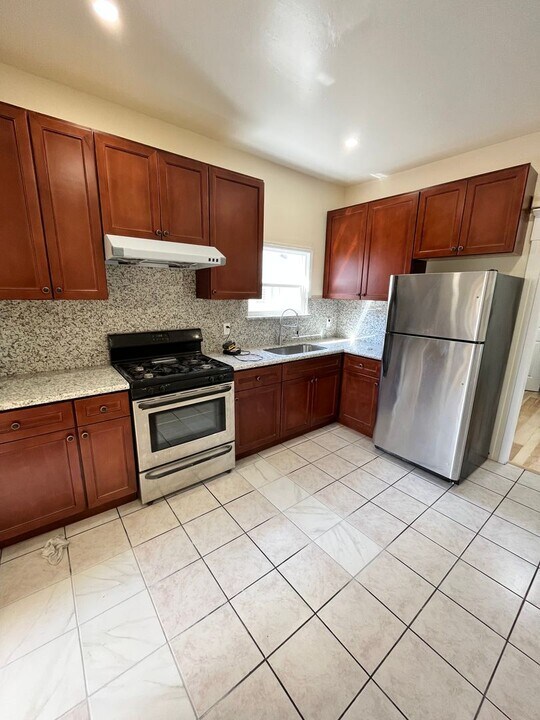 1025-1027 E 17th St in Oakland, CA - Building Photo