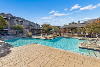 Platinum Castle Hills in Lewisville, TX - Building Photo - Building Photo