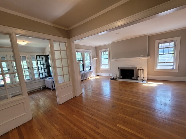 2541 N Lake Dr, Unit Upper