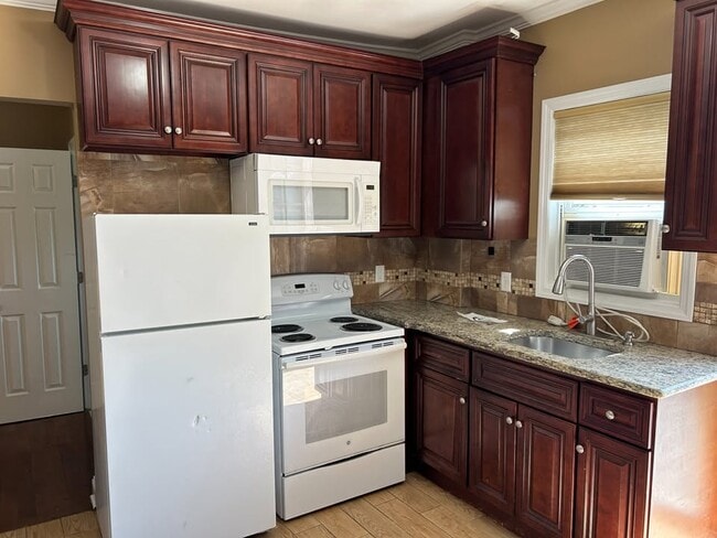 20-28 E Main St, Unit 1 in Freehold, NJ - Foto de edificio - Building Photo