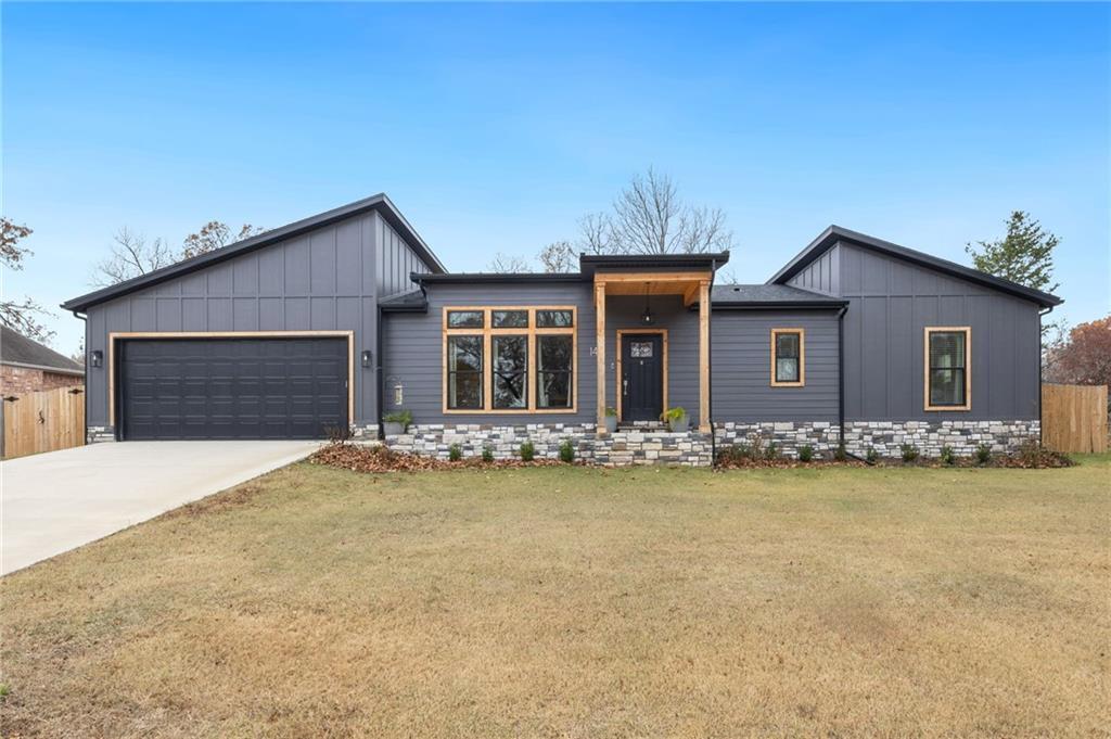 14 Stoneykirk Dr in Bella Vista, AR - Building Photo