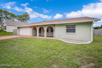 525 Escarole St SE in Palm Bay, FL - Building Photo - Building Photo