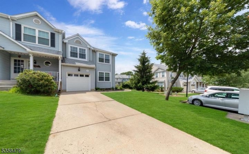 105 Castleton Rd in Princeton, NJ - Building Photo