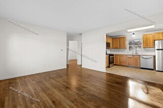 7010 N Columbia Way in Portland, OR - Building Photo - Building Photo