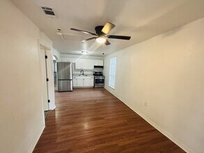 136 Persyn St in San Antonio, TX - Building Photo - Building Photo