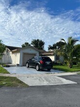 9604 NW 49th St in Sunrise, FL - Building Photo - Building Photo