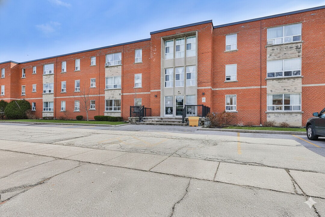 Equity Park in Oakville, ON - Building Photo