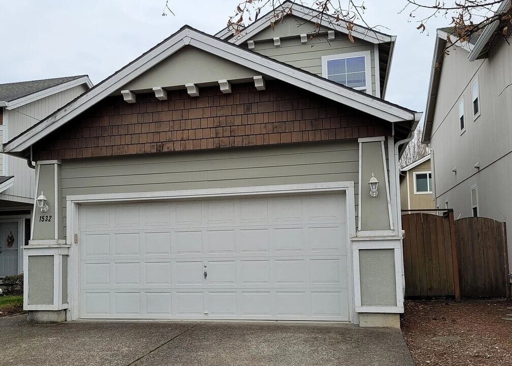 1532 SE Gerhard Dr in Hillsboro, OR - Building Photo