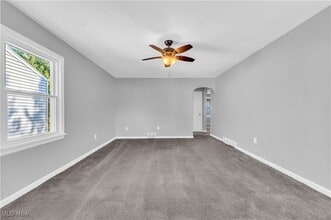 571 Helper Dr in Bedford, OH - Foto de edificio - Building Photo