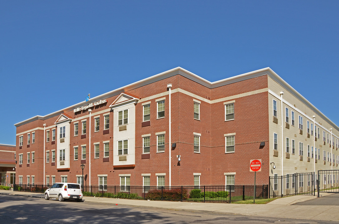 Nellie Reynolds Gardens in Philadelphia, PA - Building Photo