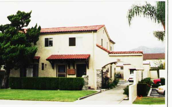 415 E Foothill Blvd in Azusa, CA - Foto de edificio