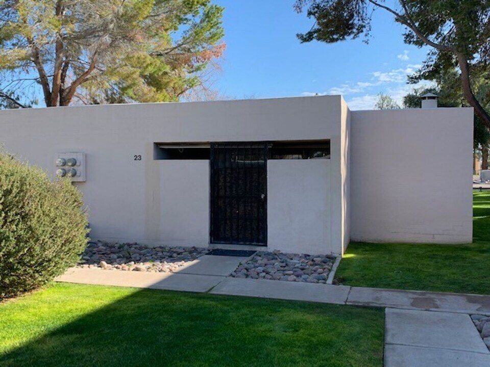 930 S Dobson Rd in Mesa, AZ - Building Photo