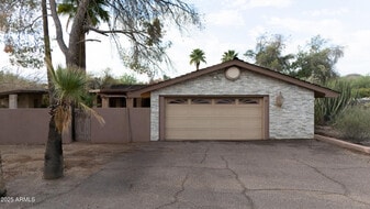 6701 E Mockingbird Ln in Paradise Valley, AZ - Building Photo