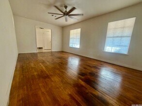 115 Encino Grande St in San Antonio, TX - Building Photo - Building Photo