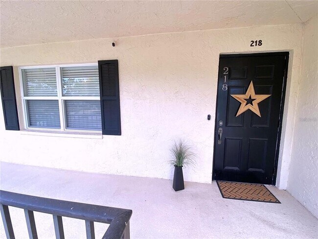 7041 W Country Club Dr N in Sarasota, FL - Building Photo - Building Photo