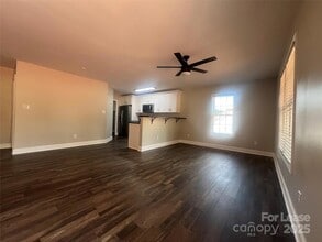 2775 S US 321 Hwy in Newton, NC - Foto de edificio - Building Photo