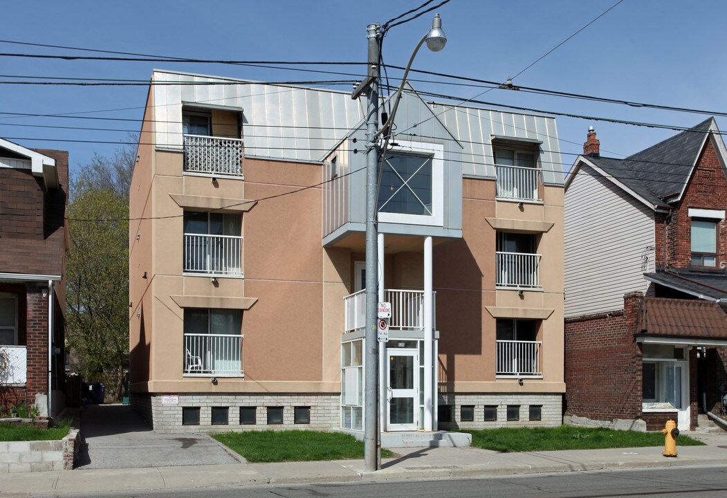 126 Coxwell Ave in Toronto, ON - Building Photo