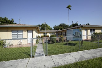 2535 SW 27th St in Miami, FL - Foto de edificio - Building Photo