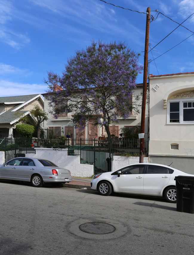 2951 Francis Ave in Los Angeles, CA - Foto de edificio - Building Photo