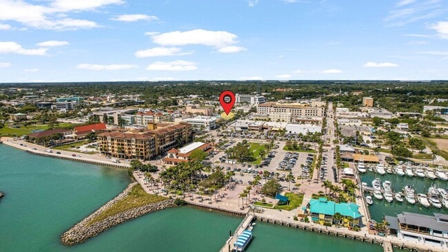 211 Orange Ave in Fort Pierce, FL - Foto de edificio - Building Photo