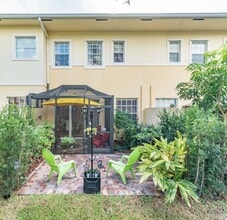 105 Vía Aurelia in Royal Palm Beach, FL - Building Photo - Building Photo