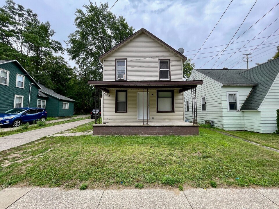 933 W Southern Ave in Muskegon, MI - Building Photo