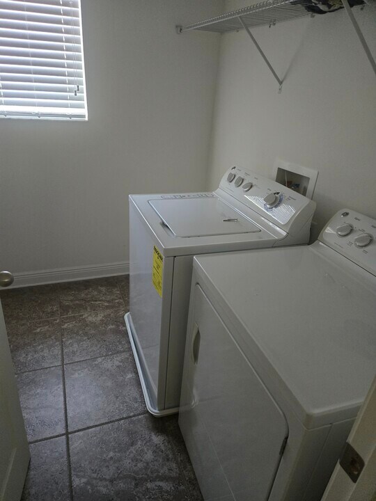 129 Parsons Woods Drive in Seffner, FL - Building Photo