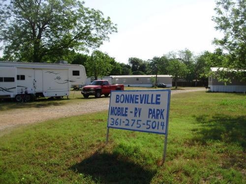 Bonneville Mobile-RV Park in Cuero, TX - Foto de edificio - Building Photo