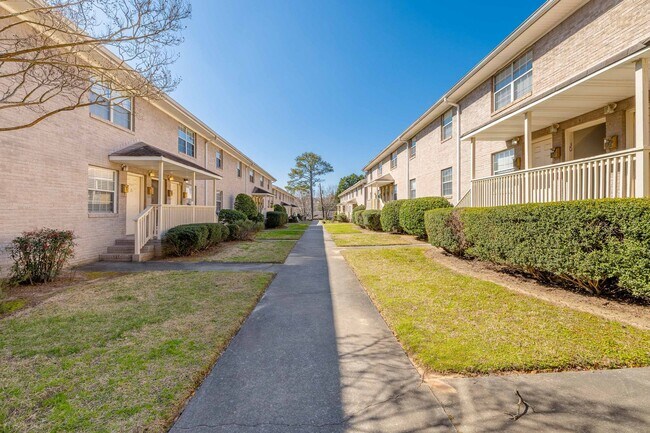 370 Peachtree Hills Ave NE in Atlanta, GA - Building Photo - Building Photo