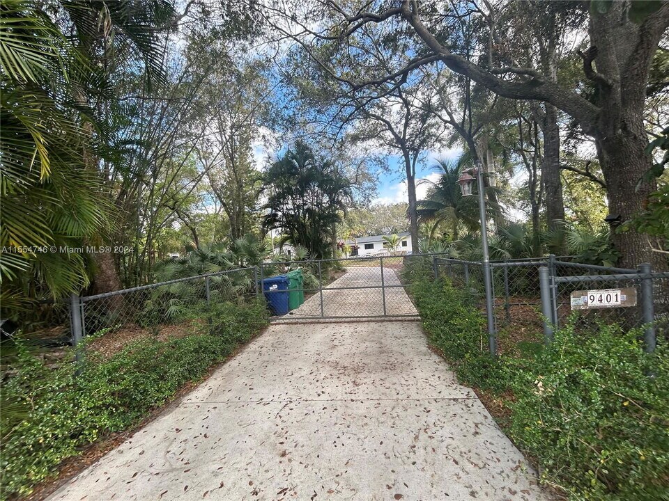 9401 SW 106th St in Miami, FL - Building Photo