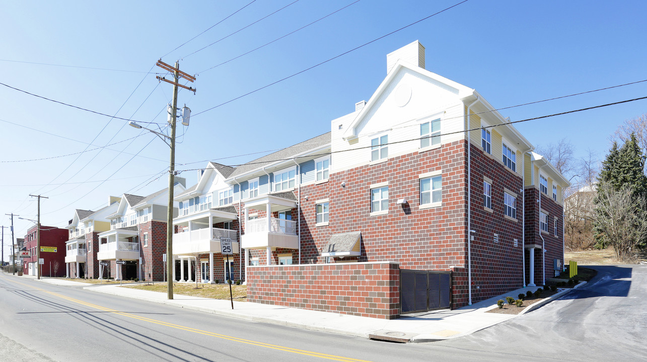 Scottdale Court in Scottdale, PA - Foto de edificio