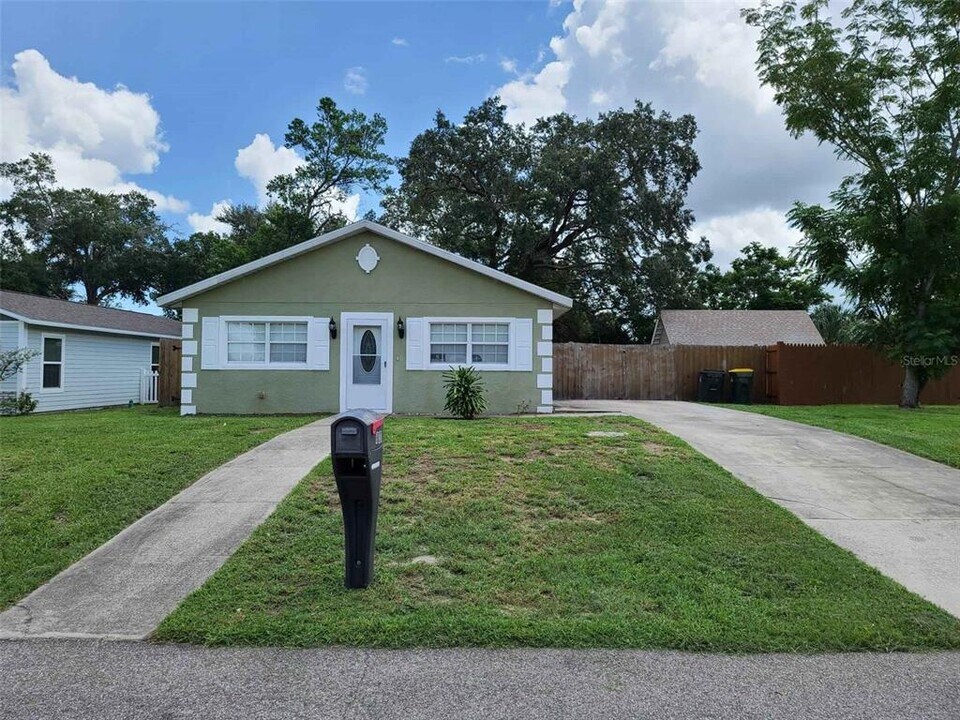 833 Disston Ave in Clermont, FL - Building Photo