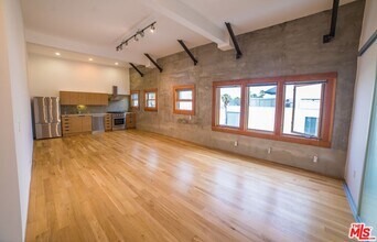 8 Brooks Ave in Venice, CA - Building Photo - Building Photo