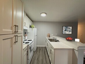 Lincoln Crest Apartments - Renovated Apart... in Stockton, CA - Building Photo - Interior Photo