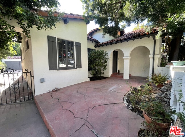 147 S Poinsettia Pl in Los Angeles, CA - Building Photo - Building Photo