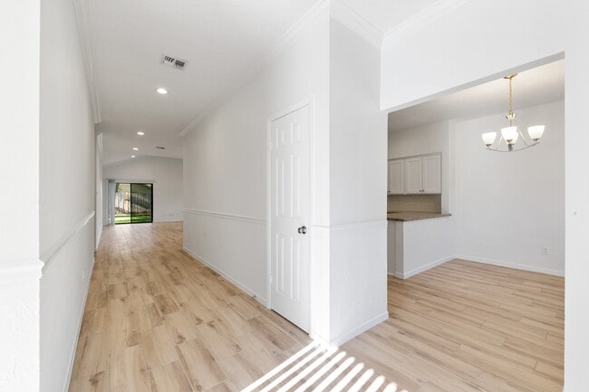 819 Millpond Dr in Sugar Land, TX - Building Photo - Building Photo