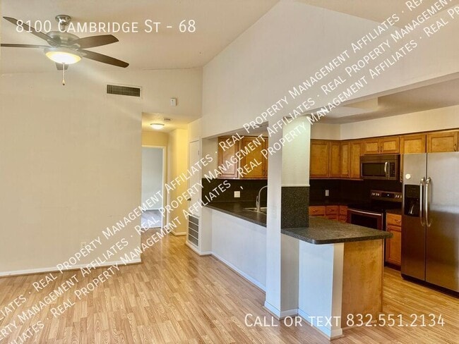 8100 Cambridge St in Houston, TX - Building Photo - Building Photo