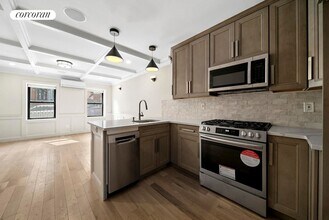 933 Greene Ave in Brooklyn, NY - Foto de edificio - Building Photo
