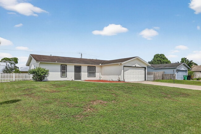 561 SE Karrigan Terrace in Port St. Lucie, FL - Building Photo - Building Photo