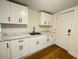 33 Malvern St in Manchester, NH - Building Photo