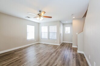 7249 Huckaby Ave in Las Vegas, NV - Foto de edificio - Building Photo