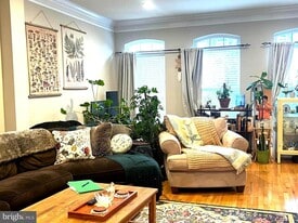 7039 Little Thames Drive in Gainesville, VA - Building Photo