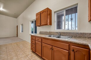 5869 S Figueroa St in Los Angeles, CA - Building Photo