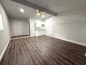 910 25th St E-Unit -Unit B in Bradenton, FL - Building Photo - Building Photo