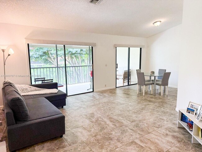 12 Lexington Ln E, Unit c in Palm Beach Gardens, FL - Building Photo - Building Photo